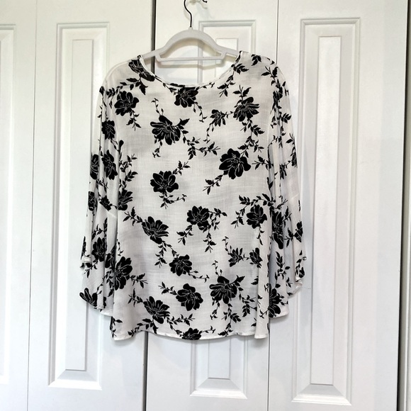 Lime n Chili bell sleeve top. Size Medium. - Picture 2 of 10